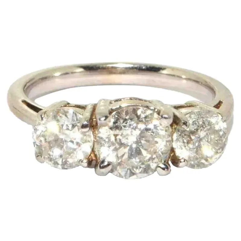 Clearance Pamono British 18 Karat White Gold Trilogy Engagement Ring with Diamond
