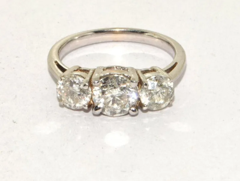 Clearance Pamono British 18 Karat White Gold Trilogy Engagement Ring with Diamond