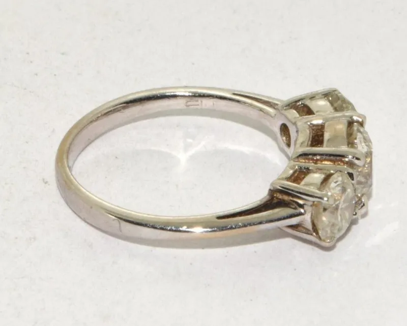 Clearance Pamono British 18 Karat White Gold Trilogy Engagement Ring with Diamond