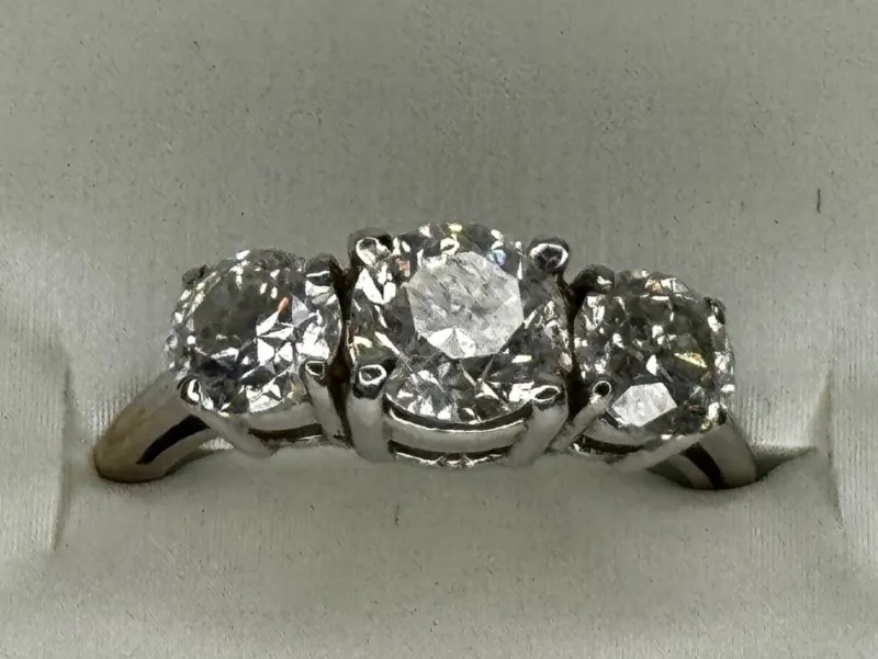 Clearance Pamono British 18 Karat White Gold Trilogy Engagement Ring with Diamond