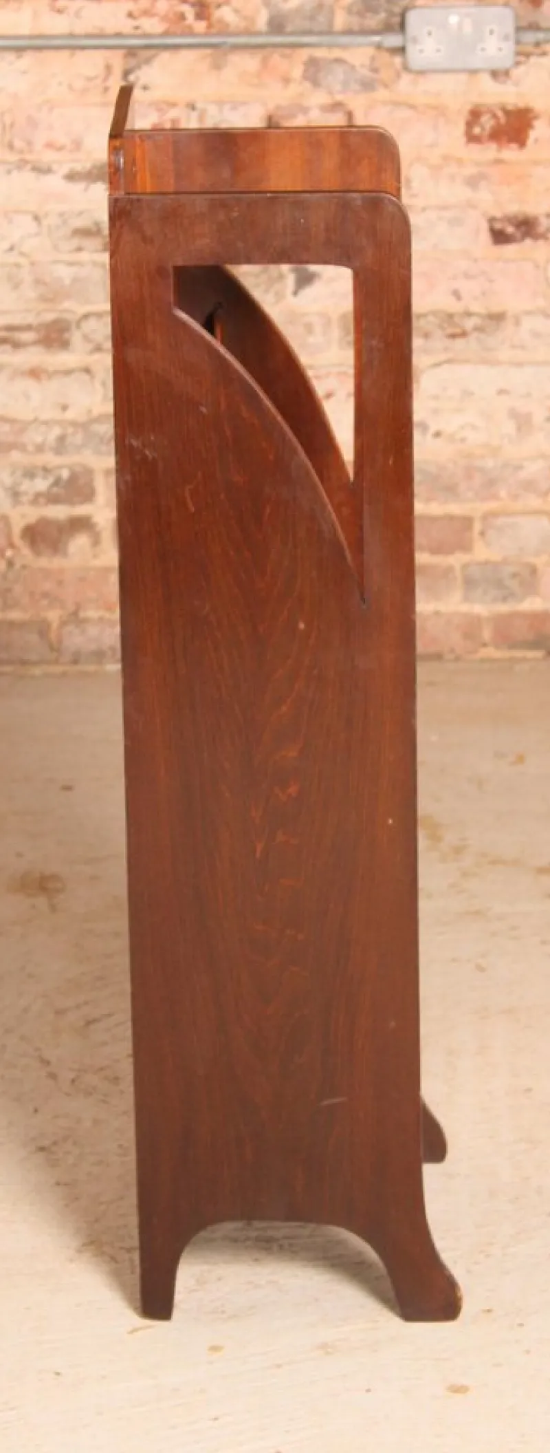 Pamono British Glasgow School Arts & Crafts Mahogany Magazine Rack, Early 20th Century> Magazine Racks