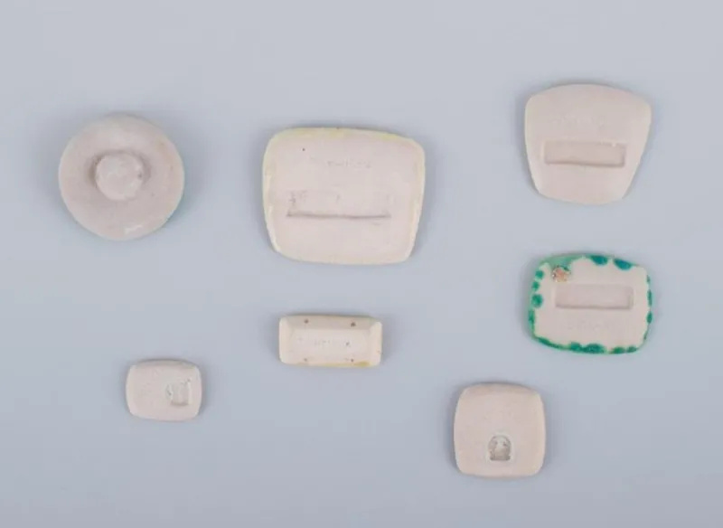 Pamono Brooches in Glazed Stoneware in Different Colors from Ole Bjørn Krüger, 1960s, Set of 7> Brooches