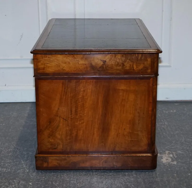Pamono Burr Walnut Twin Pedestal Desk from Royal Druce & Co., London, United Kingdom, 1840s> Desks