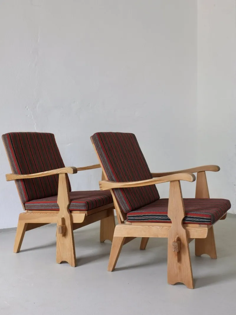Pamono Carved Pine Lounge Chairs, Scandinavia, 1970s, Set of 2> Lounge Chairs & Armchairs