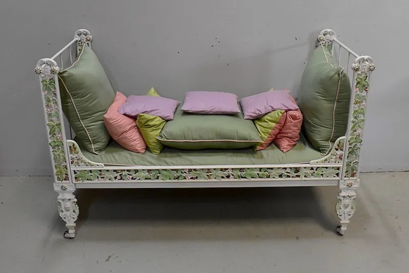 Pamono Cast Iron Bench Bed, 1900s> Worktables & Workbenches