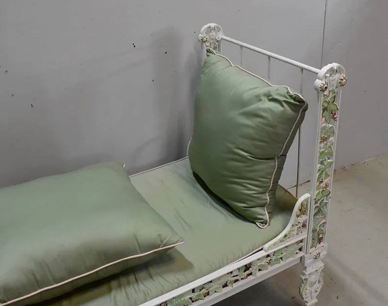 Pamono Cast Iron Bench Bed, 1900s> Worktables & Workbenches