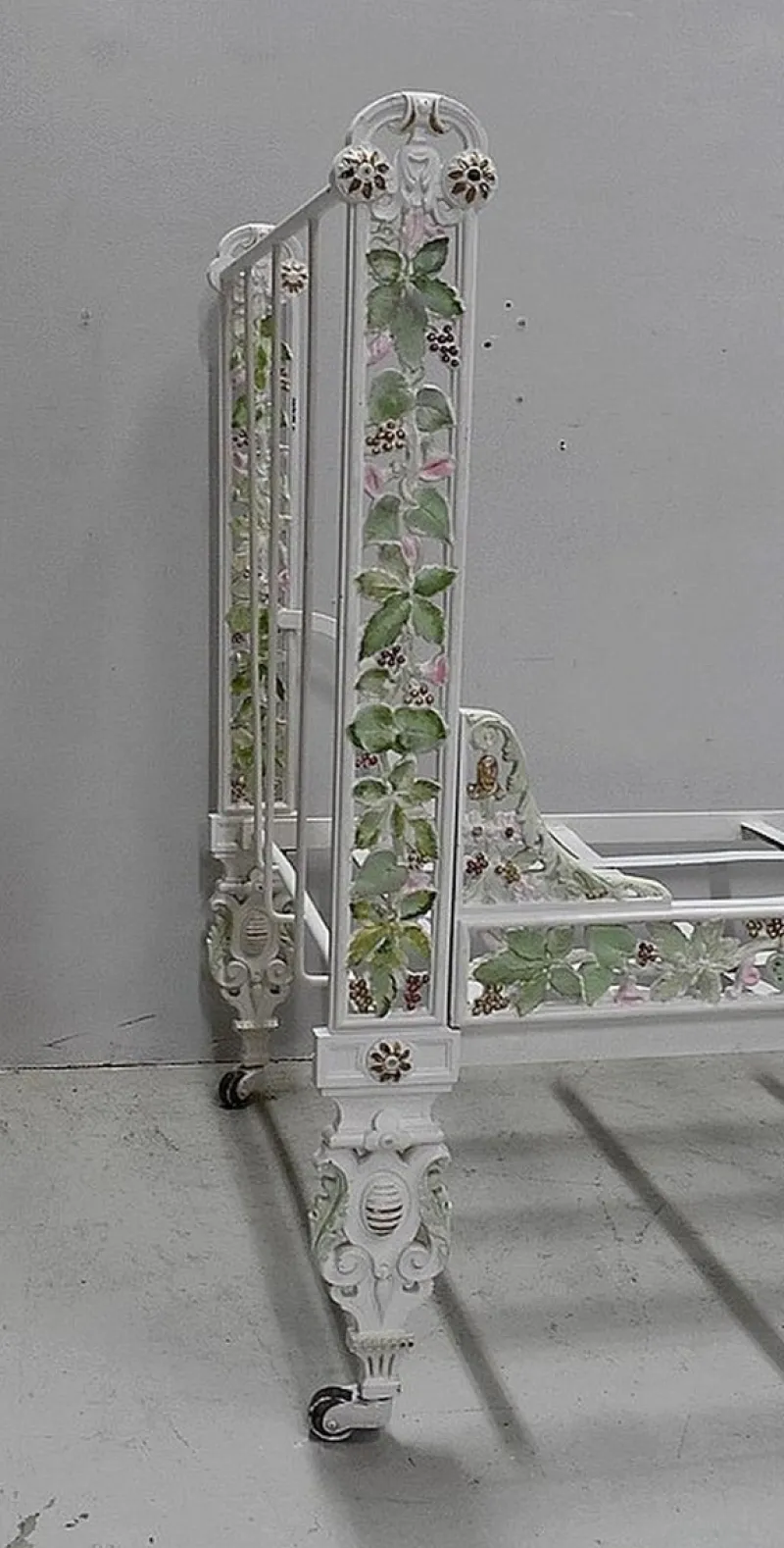 Pamono Cast Iron Bench Bed, 1900s> Worktables & Workbenches