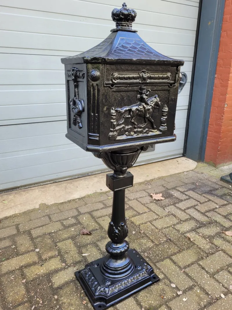 Pamono Cast Iron English Mailbox Letterbox on Leg Black