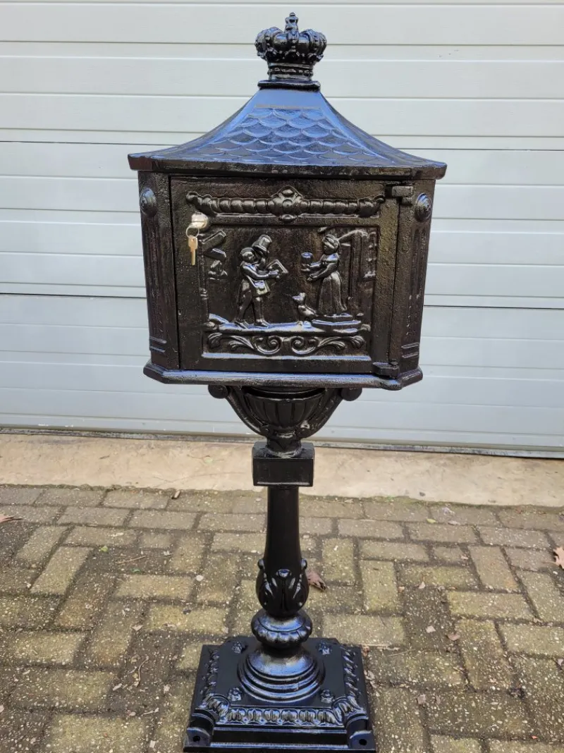 Pamono Cast Iron English Mailbox Letterbox on Leg Black