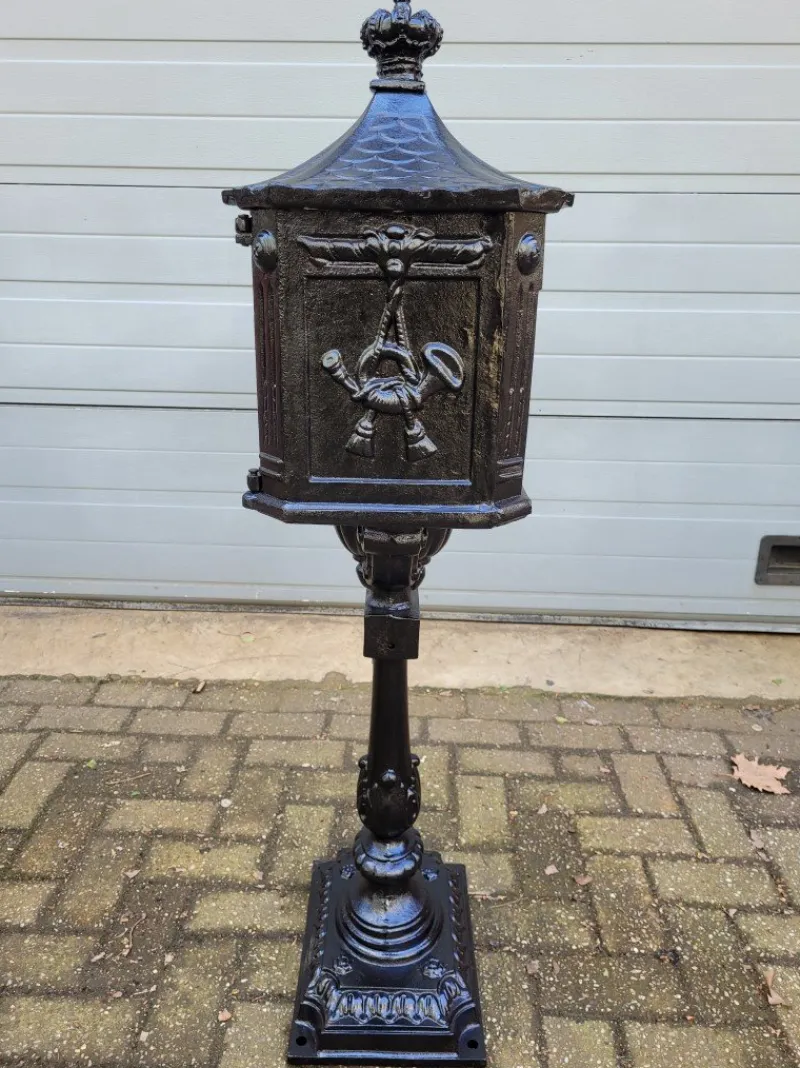 Pamono Cast Iron English Mailbox Letterbox on Leg Black