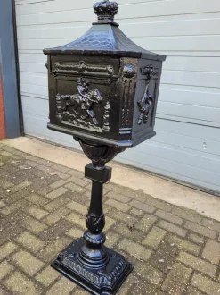 Pamono Cast Iron English Mailbox Letterbox on Leg Black