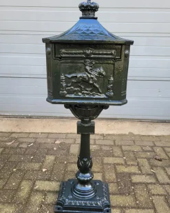 Pamono Cast Iron English Mailbox Letterbox on Leg Green> Trunks Crates & Baskets