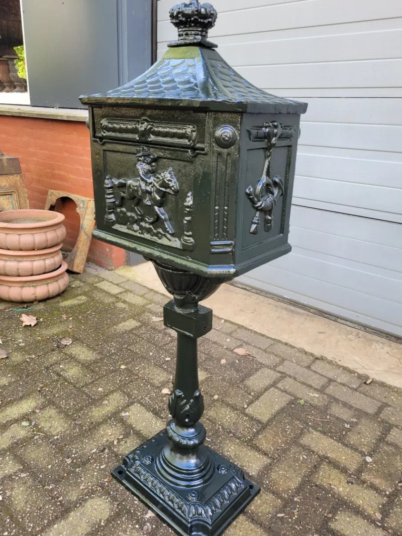 Pamono Cast Iron English Mailbox Letterbox on Leg Green> Trunks Crates & Baskets