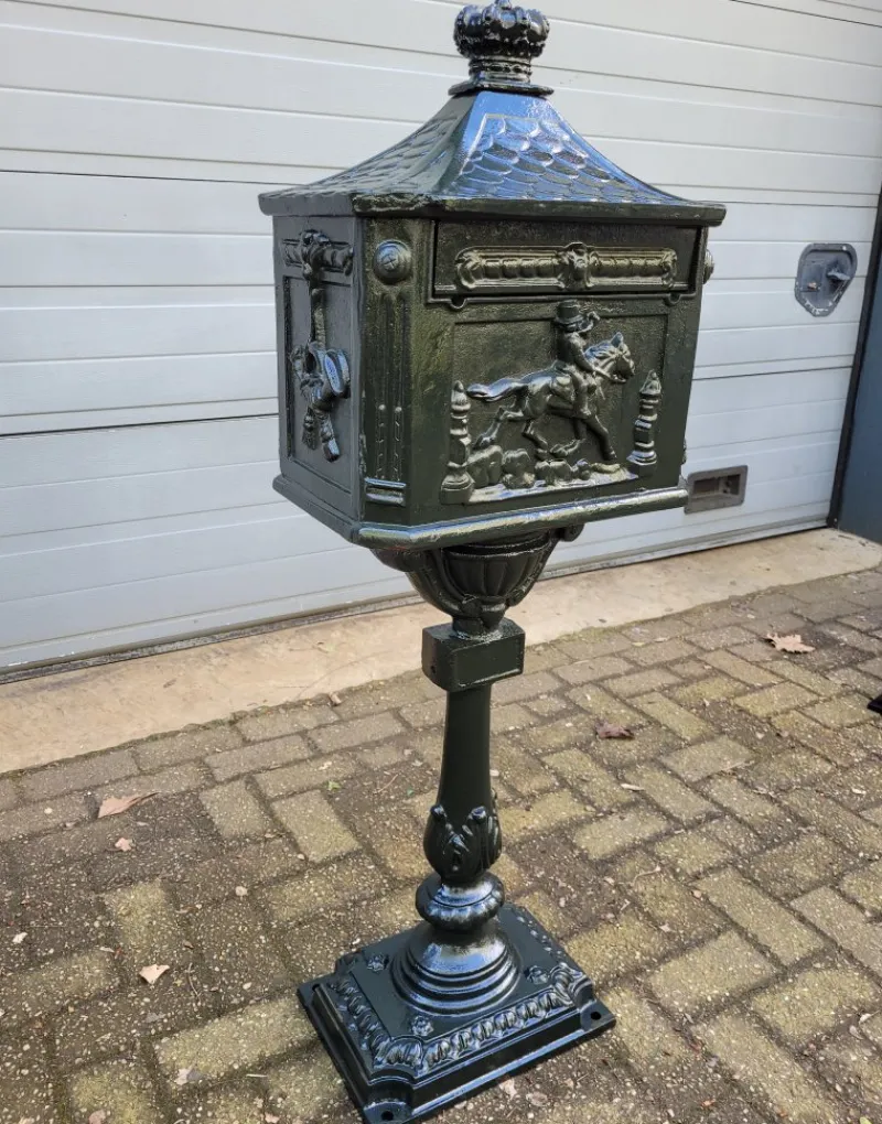 Pamono Cast Iron English Mailbox Letterbox on Leg Green> Trunks Crates & Baskets