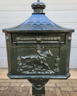 Pamono Cast Iron English Mailbox Letterbox on Leg Green><noscript><img width=