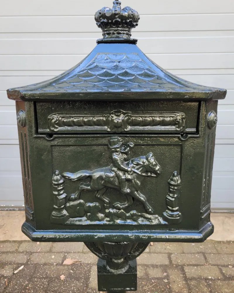 Pamono Cast Iron English Mailbox Letterbox on Leg Green> Trunks Crates & Baskets