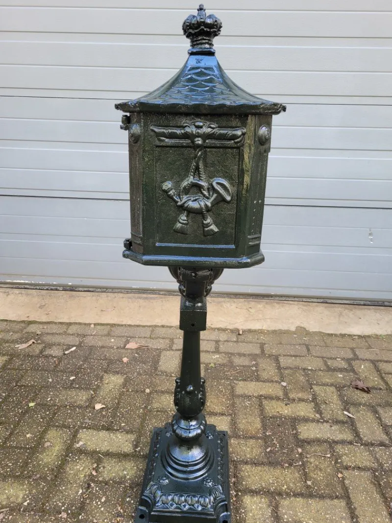 Pamono Cast Iron English Mailbox Letterbox on Leg Green> Trunks Crates & Baskets