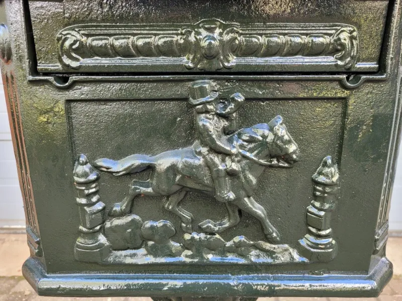 Pamono Cast Iron English Mailbox Letterbox on Leg Green> Trunks Crates & Baskets