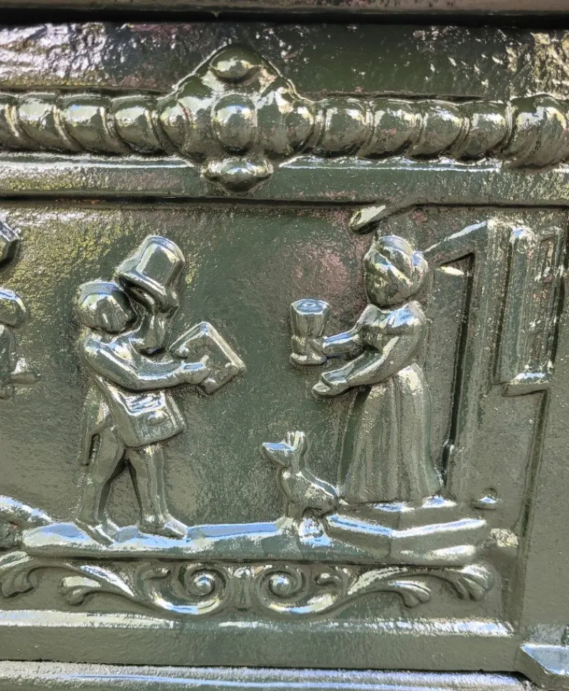Pamono Cast Iron English Mailbox Letterbox on Leg Green> Trunks Crates & Baskets