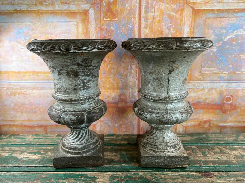 Outlet Pamono Cast Iron Medici Vases, 1864, Set of 2
