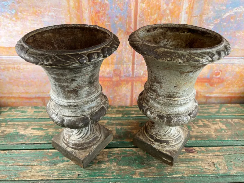 Outlet Pamono Cast Iron Medici Vases, 1864, Set of 2