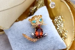 Best Pamono Cat Shaped Gold Brooch with Diamond and Emerald Chips