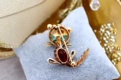 Best Pamono Cat Shaped Gold Brooch with Diamond and Emerald Chips