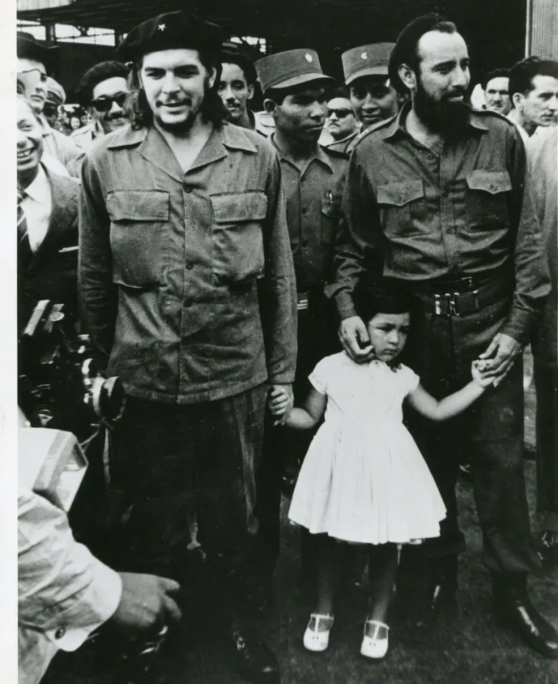 Hot Pamono Che Guevara with his Daughter, 1959
