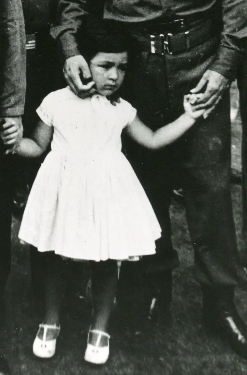 Hot Pamono Che Guevara with his Daughter, 1959