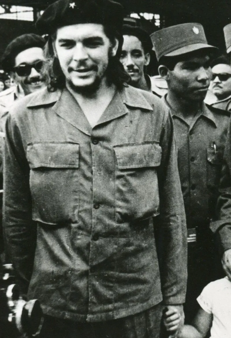 Hot Pamono Che Guevara with his Daughter, 1959