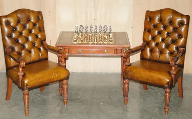 Pamono Chessboard Table and Chesterfield Armchairs in Leather, Set of 3> Game Tables