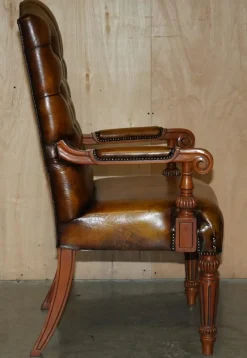 Pamono Chessboard Table and Chesterfield Armchairs in Leather, Set of 3><noscript><img width=