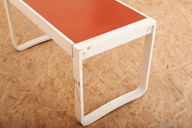 Pamono Child's Desk with White Molded Wood Legs and Wood & Red Linoleum Top, 1950s or 1960s> Children's Tables
