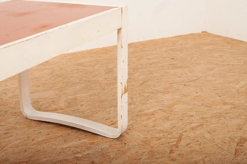 Pamono Child's Desk with White Molded Wood Legs and Wood & Red Linoleum Top, 1950s or 1960s> Children's Tables