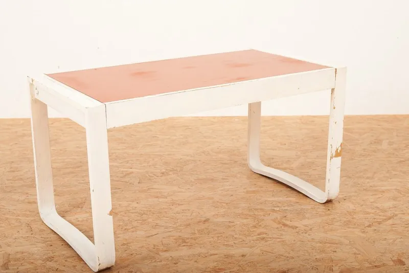 Pamono Child's Desk with White Molded Wood Legs and Wood & Red Linoleum Top, 1950s or 1960s> Children's Tables