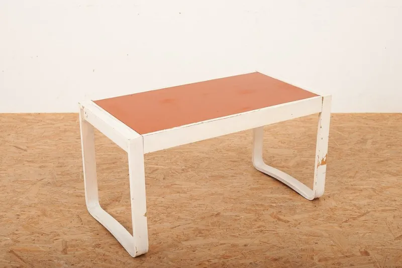 Pamono Child's Desk with White Molded Wood Legs and Wood & Red Linoleum Top, 1950s or 1960s> Children's Tables