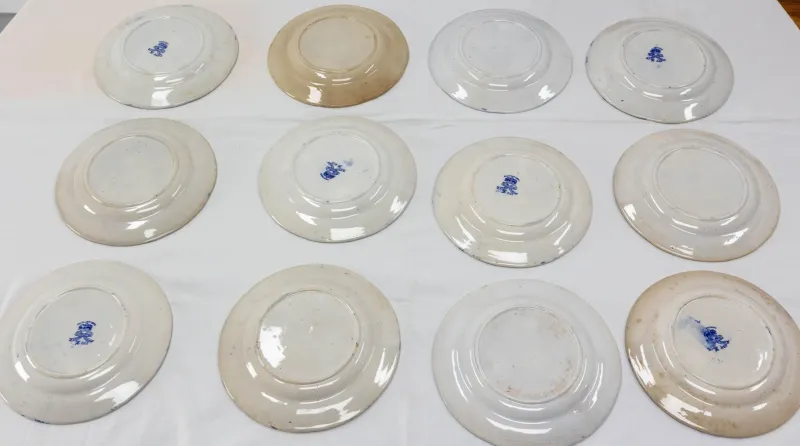 Pamono Chinese Style Faience Plates from Staffordshire, England, 19th Century, Set of 12> Dinner Plates & Bowls