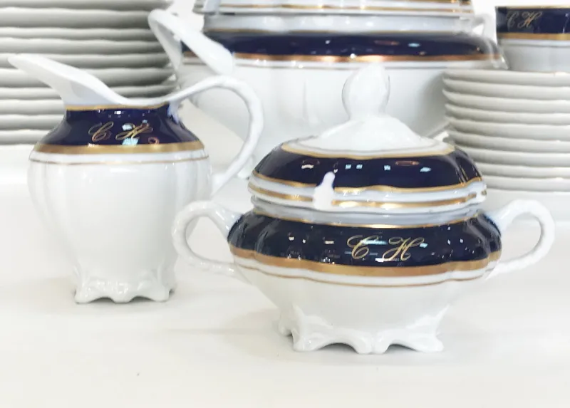 Pamono Cobalt & 24K Gold Porcelain Service from Bidasoa, 1980s, Set of 84> Dinner Plates & Bowls