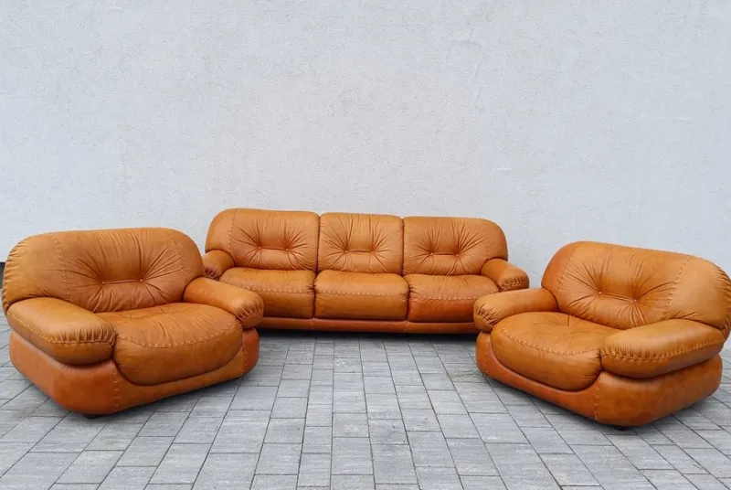 Pamono Cognac Leather Sofa and Armchairs by Sapporo for Mobil Girgi, Italy, 1970s, Set of 3> Living Room Sets