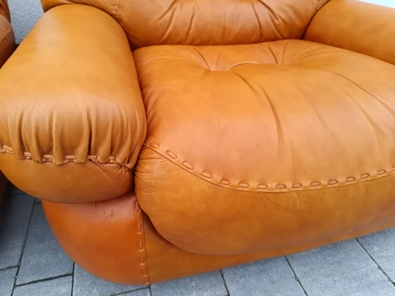 Pamono Cognac Leather Sofa and Armchairs by Sapporo for Mobil Girgi, Italy, 1970s, Set of 3> Living Room Sets
