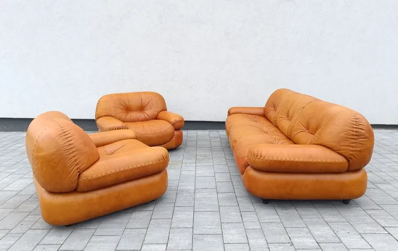 Pamono Cognac Leather Sofa and Armchairs by Sapporo for Mobil Girgi, Italy, 1970s, Set of 3> Living Room Sets