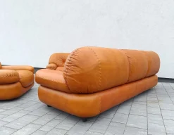 Pamono Cognac Leather Sofa and Armchairs by Sapporo for Mobil Girgi, Italy, 1970s, Set of 3><noscript><img width=