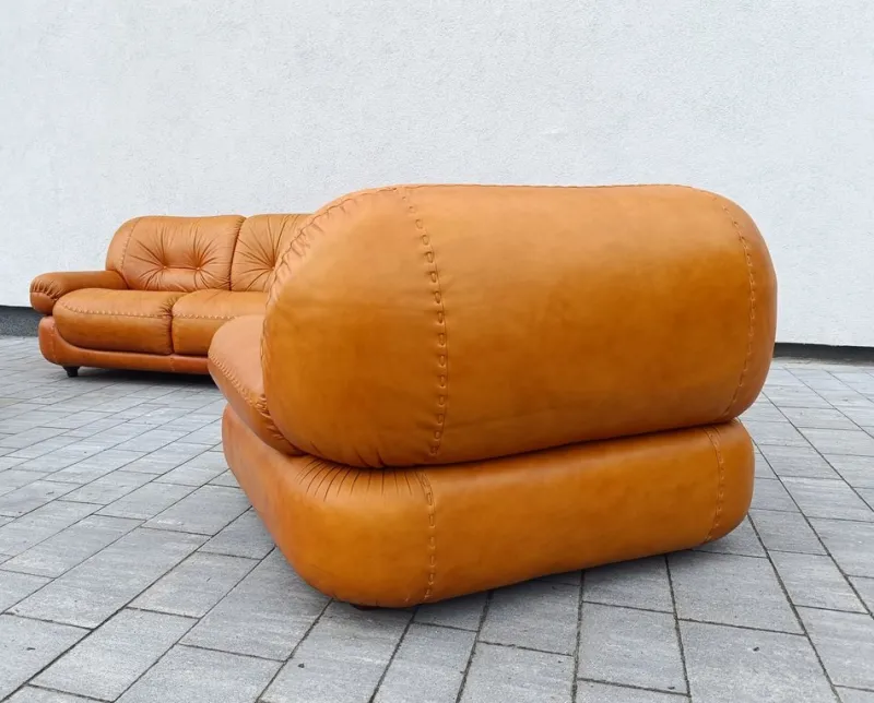 Pamono Cognac Leather Sofa and Armchairs by Sapporo for Mobil Girgi, Italy, 1970s, Set of 3> Living Room Sets