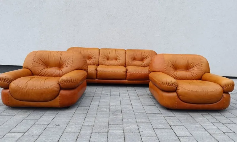 Pamono Cognac Leather Sofa and Armchairs by Sapporo for Mobil Girgi, Italy, 1970s, Set of 3> Living Room Sets