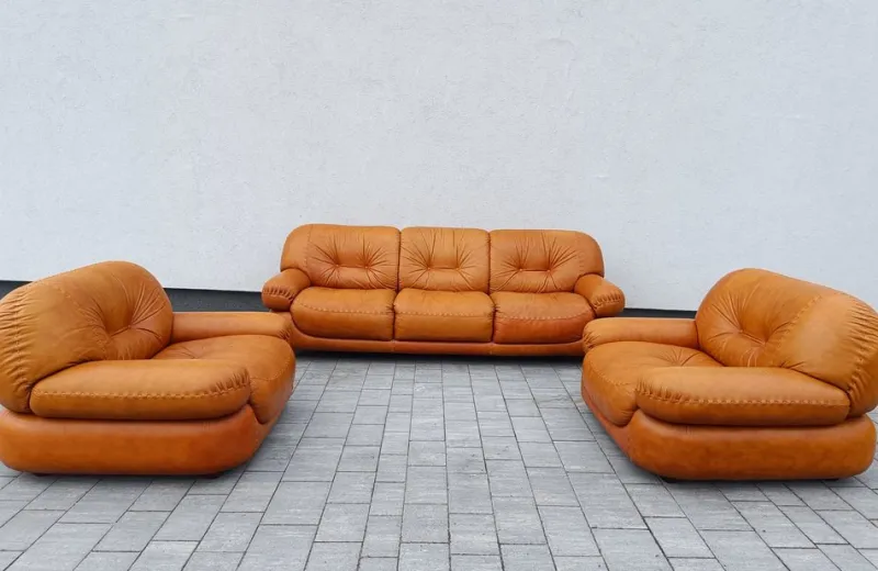 Pamono Cognac Leather Sofa and Armchairs by Sapporo for Mobil Girgi, Italy, 1970s, Set of 3> Living Room Sets