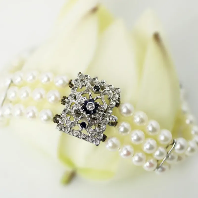 Pamono Cultured Pearl 18 Karat White Gold Sapphire Diamond Clasp 3 Rows Bracelet, 1970s> Necklaces