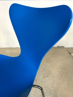 Pamono Danish Blue Series 7 3107 Stackable Dining or Desk Chair by Arne Jacobsen for Fritz Hansen, 1955><noscript><img width=