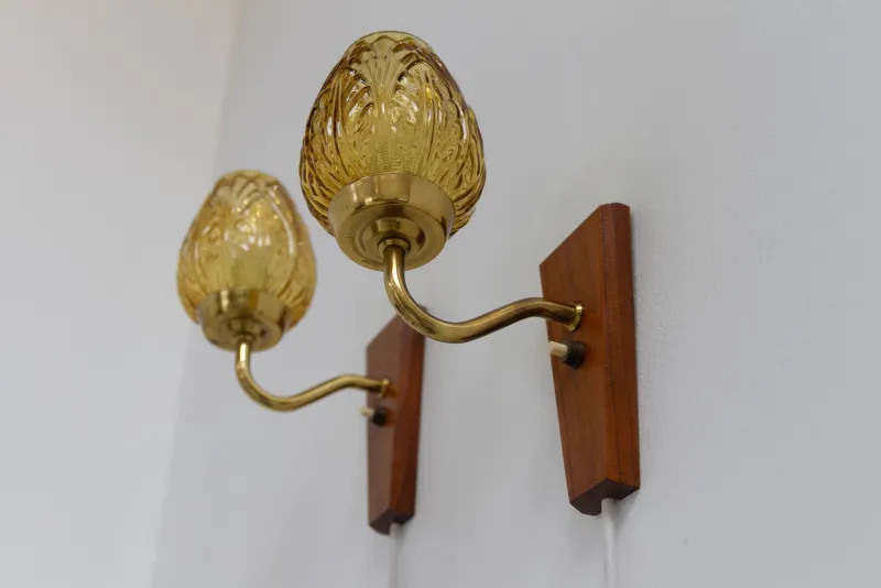 Pamono Danish Brass and Amber Glass Wall Sconces from Laoni, 1960s, Set of 2> Wall Lights & Sconces