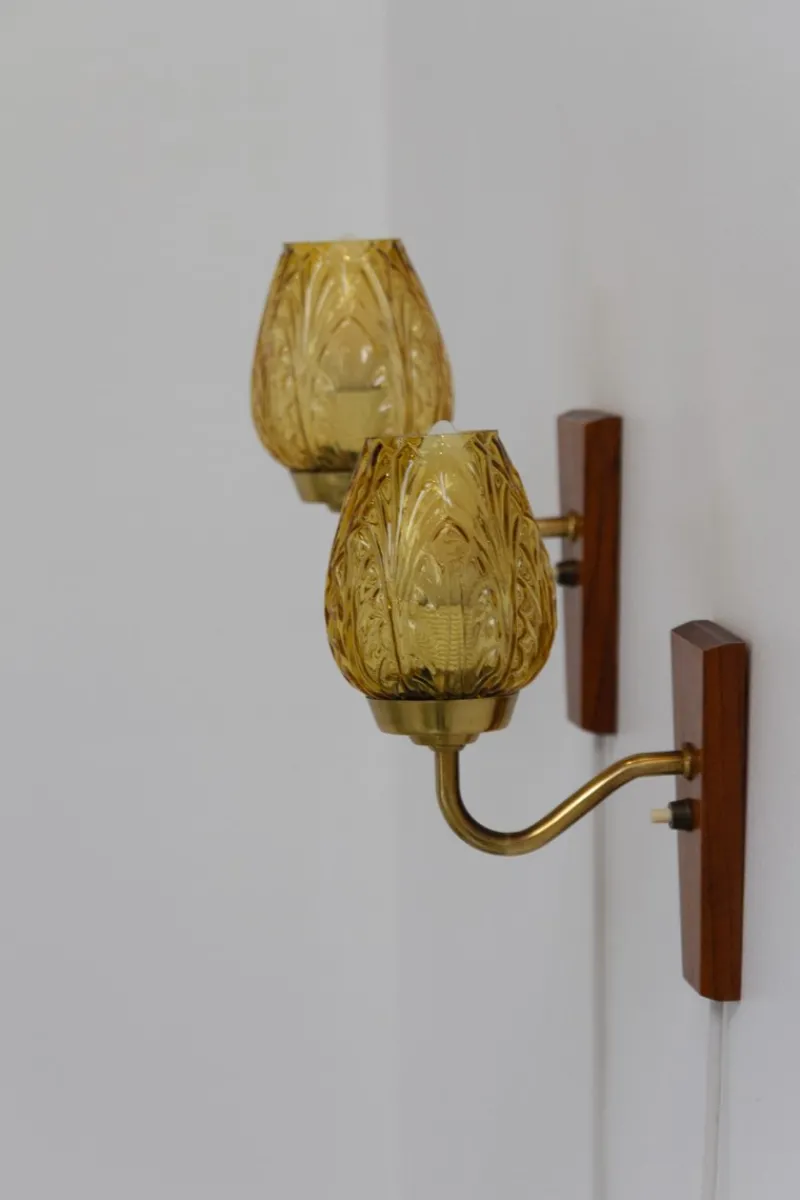 Pamono Danish Brass and Amber Glass Wall Sconces from Laoni, 1960s, Set of 2> Wall Lights & Sconces