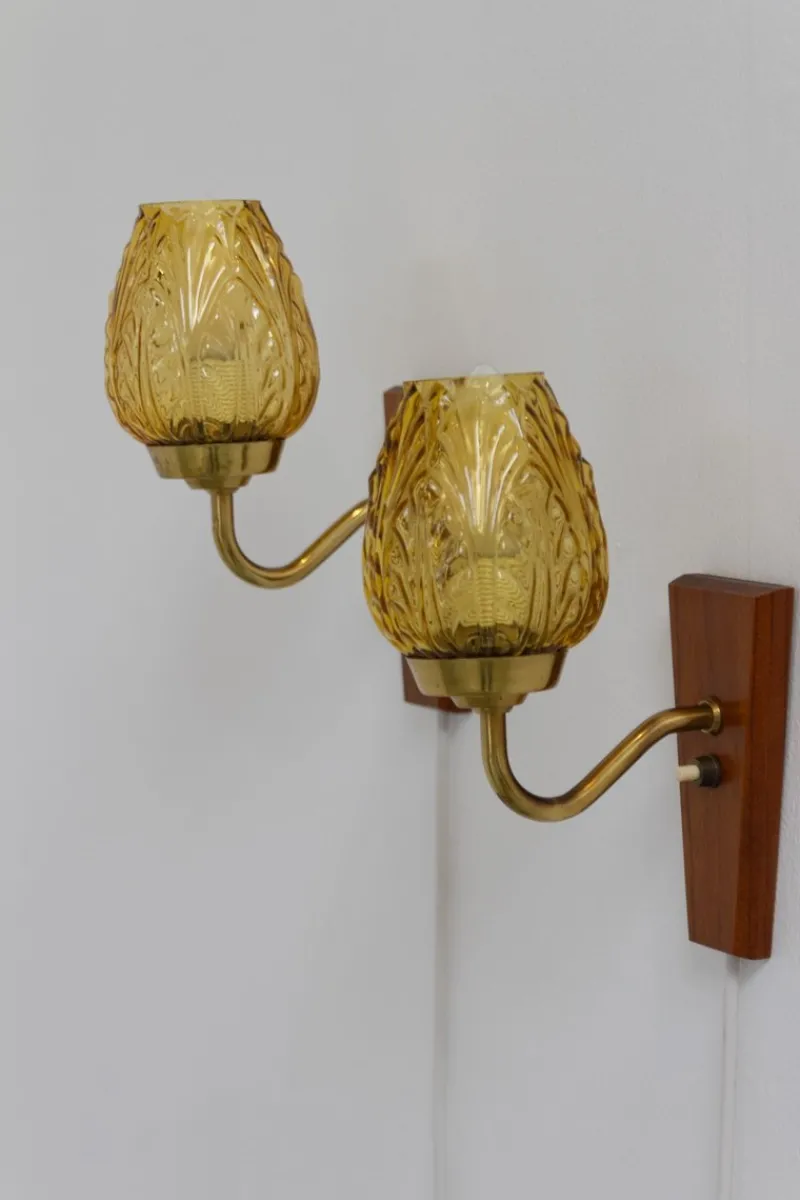 Pamono Danish Brass and Amber Glass Wall Sconces from Laoni, 1960s, Set of 2> Wall Lights & Sconces